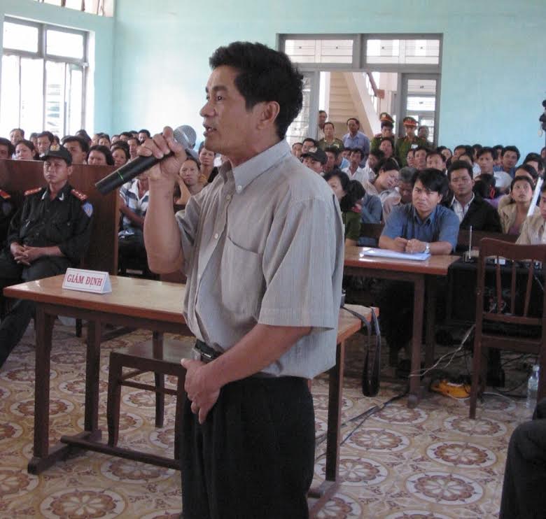 Ông Cao Văn Hùng tại phiên tòa phúc thẩm (lần 3) vụ án vườn Điều, chiều ngày 11/3/2005.