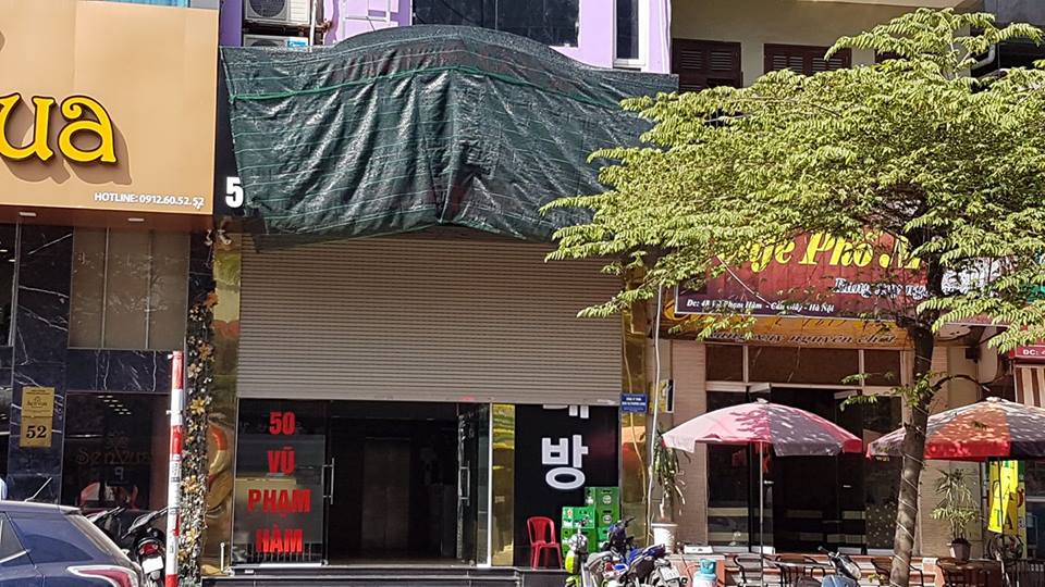 Quán này đã lấy lưới che biển quảng cáo karaoke trên phố Vũ Phạm Hàm
