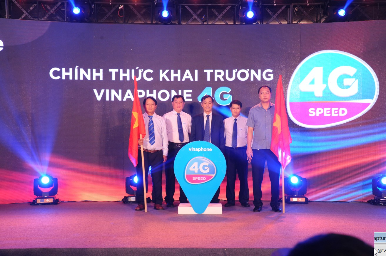 Các vị đại biểu, lãnh đạo tỉnh Kiên Giang, lãnh đạo Tập đoàn VNPT chuẩn bị cho nghi thức cắm cờ khai trương 4G.