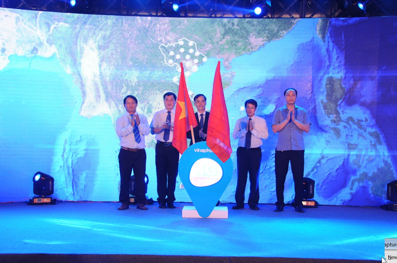 Các vị đại biểu, lãnh đạo tỉnh Kiên Giang, lãnh đạo Tập đoàn VNPT thực hiện nghi thức cắm cờ khai trương 4G.