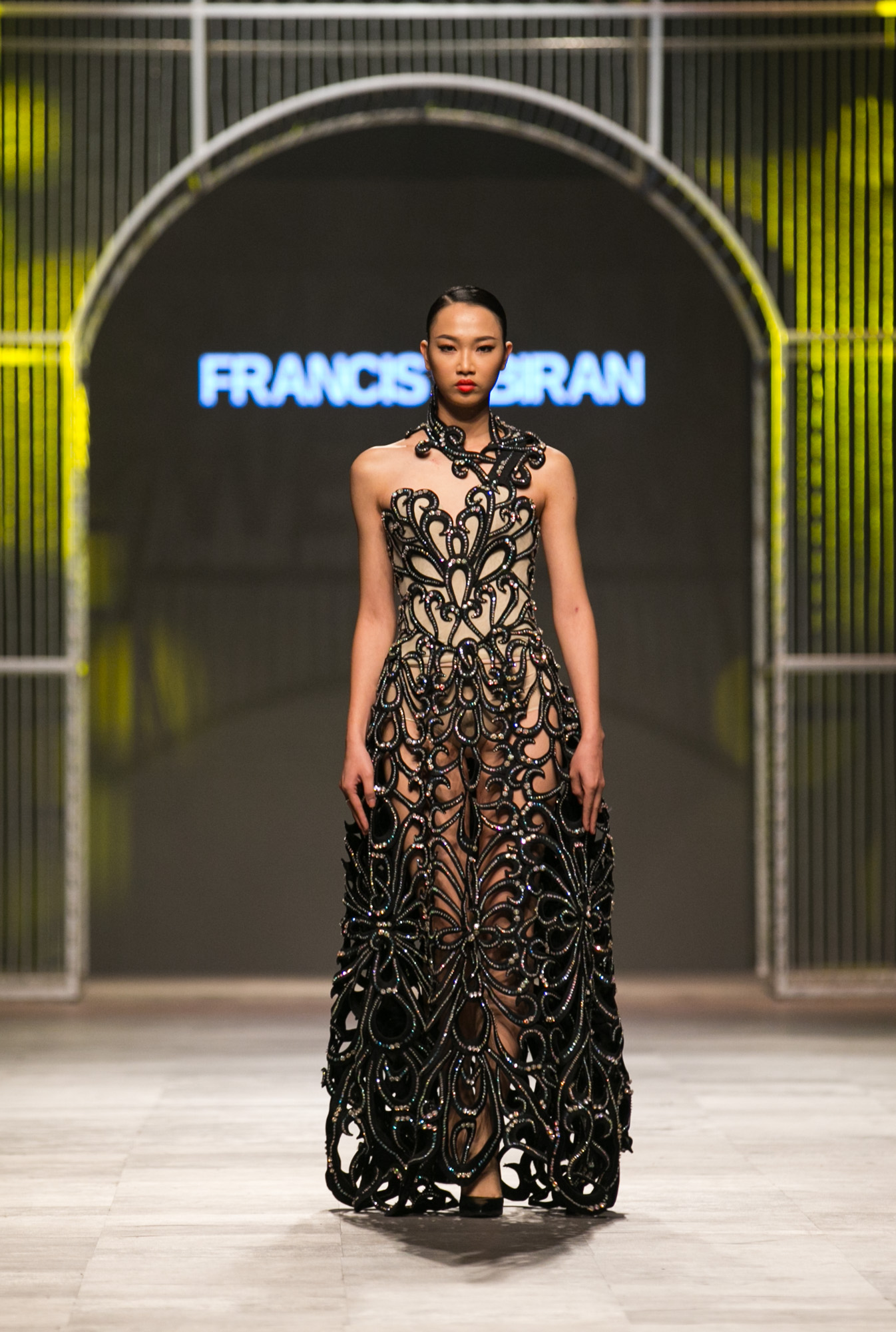 Lần đầu tiên đến với chương trình Vietnam International Fashion Week, nhưng có thể nói NTK người Philippines Francis Libiran đã chiêu đãi những tín đồ thời trang cùng giới mộ điệu Việt bữa tiệc thời trang đặc sắc mang những âm hưởng cổ điển ngây ngất