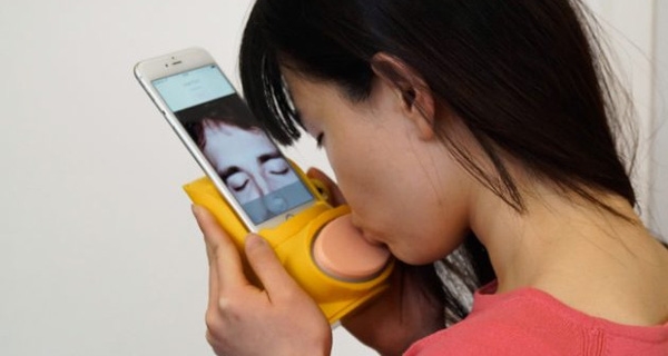Thiết bị giúp 'hôn môi xa' qua smartphone