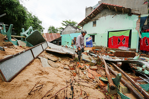 Nhiều nhà ở Phú Yên bị nước lũ đánh sập hoàn toàn. đồ đạc bị cuốn trôi