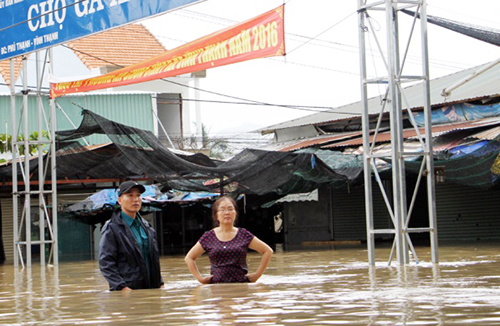 Chợ Vĩnh Thạnh, TP Nha Trang ngập nặng do mưa lũ