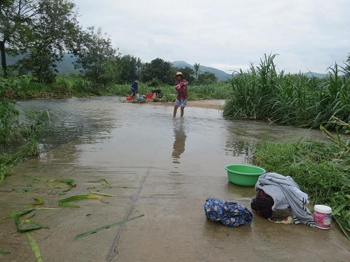 Đến nay chưa có điện, lũ rút người dân xã Xuân Long ((huyện Đồng Xuân) ra suối giặt giũ quần áo