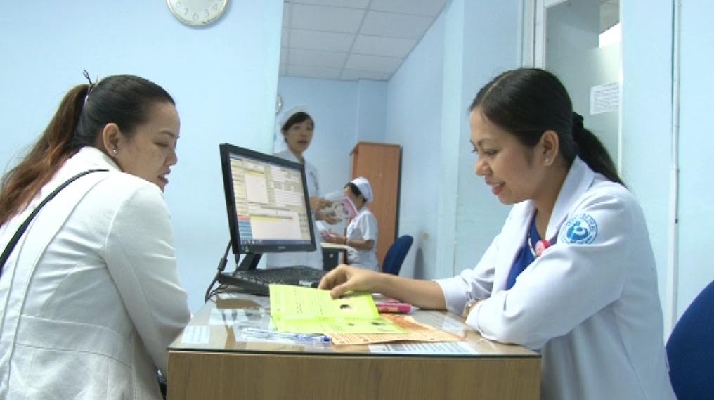 Thai phụ khám sức khỏe được tư vấn thông tin tại bệnh viện Từ Dũ (TP.HCM).