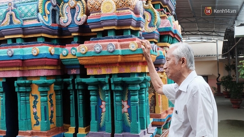 Úp mặt trò chuyện với tường đá trong ngôi đền Ấn giáo trăm năm tuổ​i ở Sài Gòn