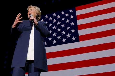Hillary Clinton tung độc chiêu cuối trước trận quyết đấu