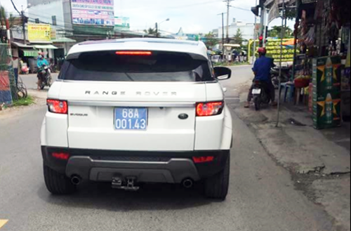 Ôtô sang Range Rover biển xanh lên sân bay Cần Thơ đón Phó chủ tịch tỉnh Kiên Giang đi công tác Hà Nội về được người dân ghi hình