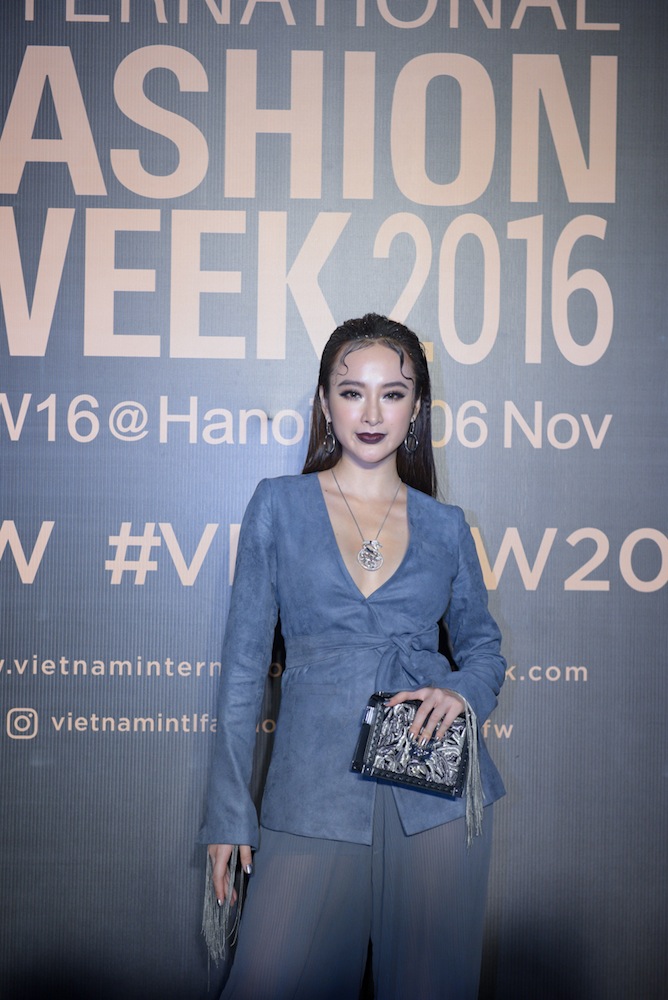 Trên thế giới, đây cũng là màu son đang thịnh hành, chính vì vậy các ngôi sao, khách mời đến tham dự các show diễn của Vietnam International Fashion Week Thu Đông 2016 cũng không bỏ qua xu hướng trang điểm hot này như Angela Phương Trinh,