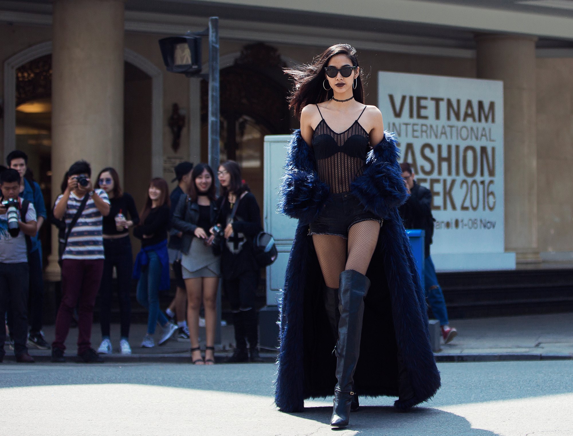 Lần lượt các fashionista, Quán quân Vietnam’s Next Top Model mùa 2 Hoàng Thùy… cũng không thể bỏ qua mốt ăn mặc này.