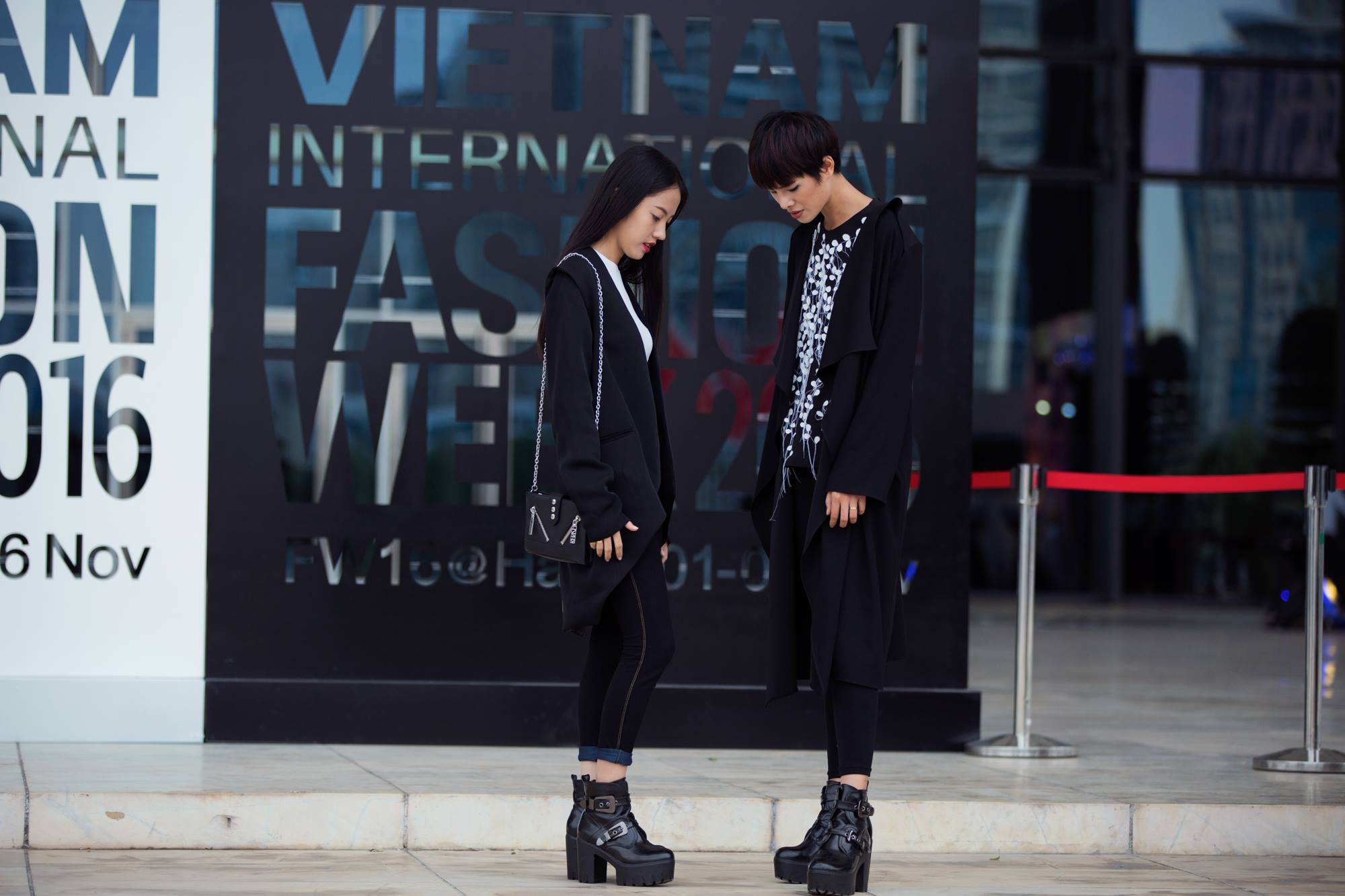 Màu đen có lẽ là màu ưa thích của rất nhiều tín đồ thời trang thủ đô và các nghệ sĩ, khách mời tham dự khi đồng loạt từ ngày đầu đến ngày cuối Vietnam International Fashion Week Thu Đông 2016, màu đen chiếm thế chủ đạo trong các bộ trang phục
