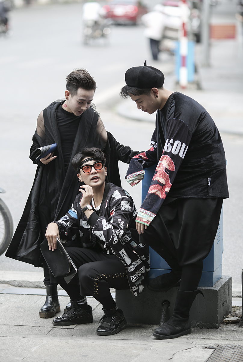 Màu đen có lẽ là màu ưa thích của rất nhiều tín đồ thời trang thủ đô và các nghệ sĩ, khách mời tham dự khi đồng loạt từ ngày đầu đến ngày cuối Vietnam International Fashion Week Thu Đông 2016, màu đen chiếm thế chủ đạo trong các bộ trang phục