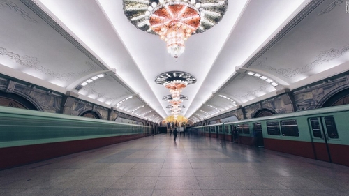 Nhiếp ảnh gia 25 tuổi Elaine Li đã ghi lại những hình ảnh thú vị về hệ thống tàu điện ngầm Bình Nhưỡng tuyệt đẹp ở Triều Tiên trong những chuyến thăm tới đây. Ảnh CNN