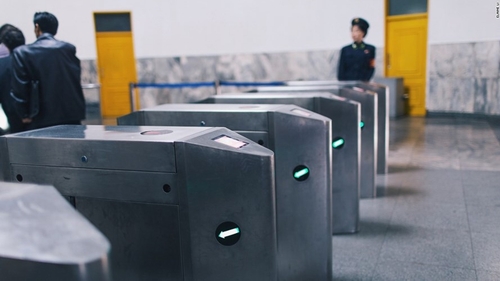 Cửa soát vé tự động tại trạm điện ngầm ở quốc gia bí ẩn Triều Tiên. Ảnh CNN