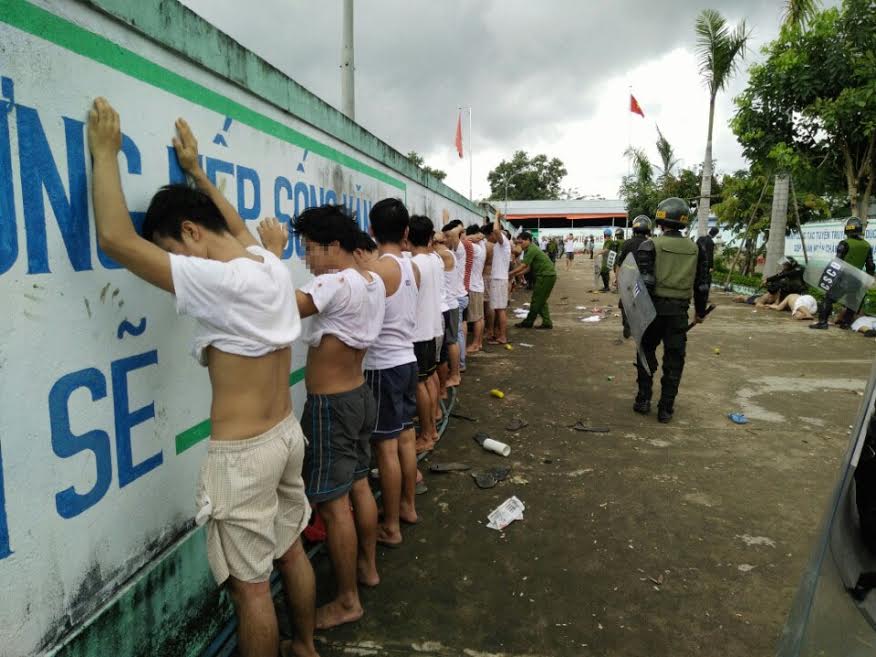 Lực lượng cảnh sát tổ chức sàng lọc những đối  tượng cầm đầu kích động học viên đập phá gây rối ở trung tâm cai nghiện Đồng Nai ngày 7/11.