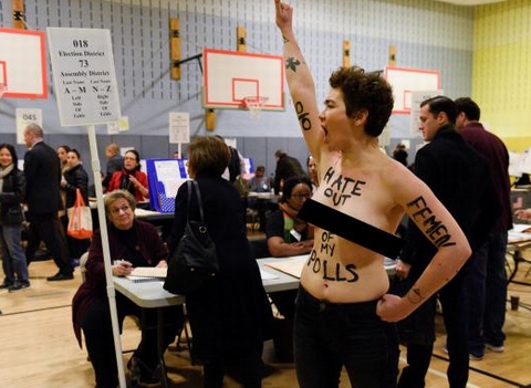 2 phụ nữ ngực trần biểu tình tại điểm bỏ phiếu của Donald Trump