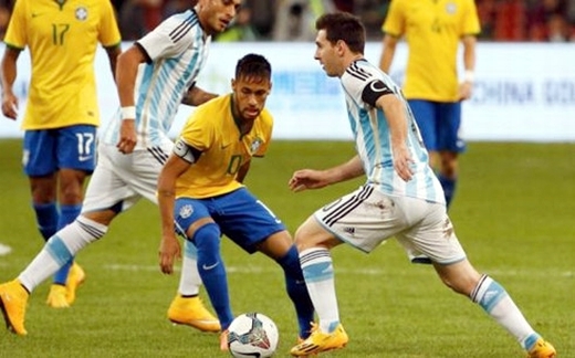 Là đồng đội thân thiết tại Barca nhưng Messi và Neymar thường xuyên đối đầu nhau trong màu áo đội tuyển quốc gia