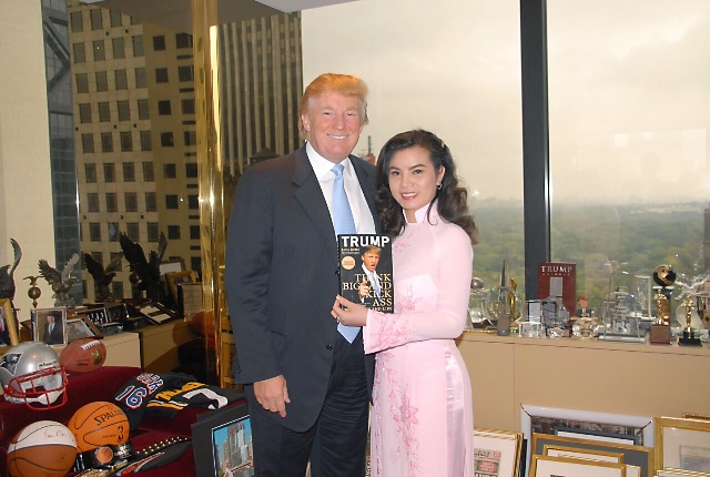 Hoa hậu Kim Hồng bên món quà ông Donald Trump tặng. Ảnh nhân vật cung cấp