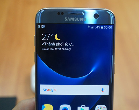 Galaxy S7 edge xanh coral có thiết kế màn hình cong nhẹ ở hai bên viền máy