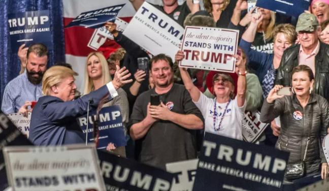 Các cử tri ủng hộ ông Trump trong một cuộc vận động tranh cử của ứng viên tổng thống đảng Cộng hòa (Ảnh: Nation).