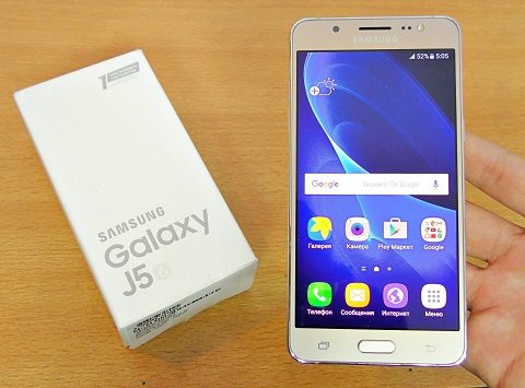 Samsung Galaxy J5 (2016) giá 4,99 triệu đồng có cấu hình mạnh mẽ, ổn định với RAM 2 GB giúp máy hạn chế giật lag hơn khi sử dụng, ROM 16 GB tăng bộ nhớ trống nhiều hơn. Máy vẫn giữ chip xử lý Snapdragon 410, 4 nhân, tốc độ 1.2 GHz. Máy cũng có dung lượng pin tốt hơn với 3100 mAh. Người dùng cũng có thể bật chế độ siêu tiết kiệm pin để đưa màn hình về trắng đen để giúp kéo dài thời gian sử dụng. Máy sử dụng 2 sim, kết nối mạng 3G và 4G chuẩn Cat 4.