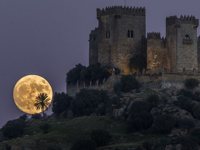 Siêu Trăng thời điểm vừa xuất hiện ở lâu đài Almodova, miền Nam Tây Ban Nha tối chủ nhật 13/11/2016. (ảnh: AP)