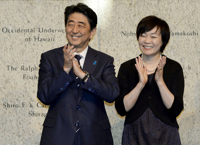Thủ tướng Nhật Bản Shinzo Abe và phu nhân Akie Abe. (Ảnh: AP)