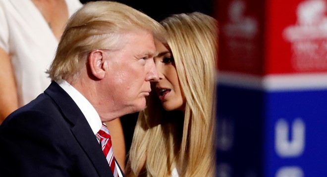 Tỷ phú Donald Trump và con gái Ivanka. Ivanka Trump đóng vai trò cố vấn cho Trump trong quá trình tranh cử, nhưng cô tuyên bố sẽ không góp mặt trong chính quyền mới. Ảnh: Reuters.