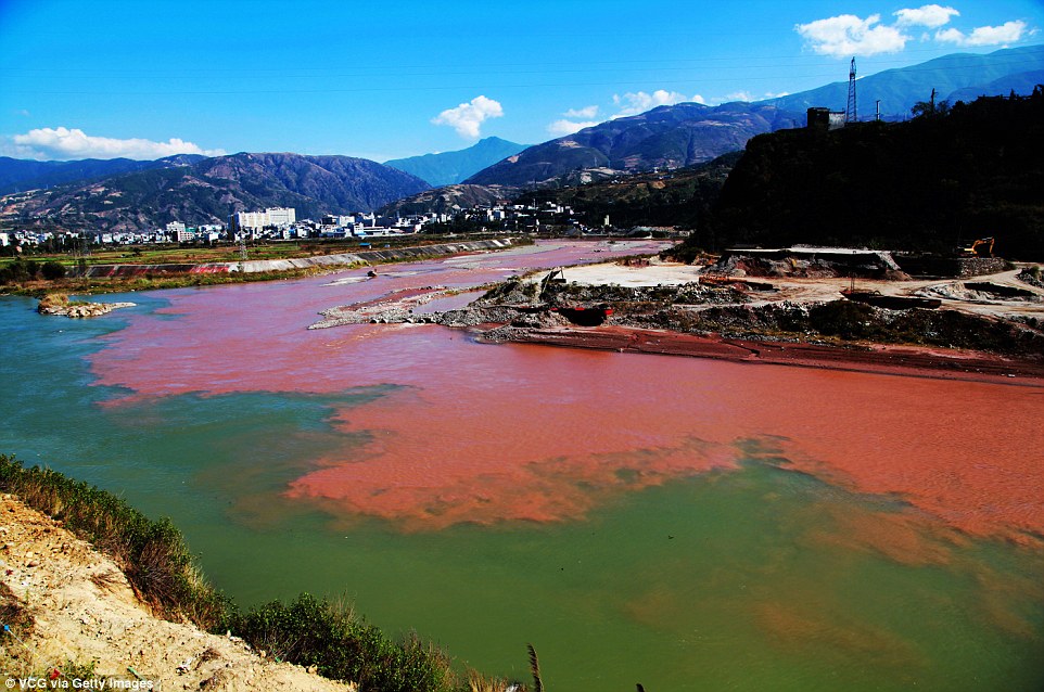 Sông An Ninh ở tỉnh Tứ Xuyên của Trung Quốc thường có màu xanh nhạt, nhưng gần đây xuất hiện những vệt nước màu đỏ chảy vào từ sông Sunshui.