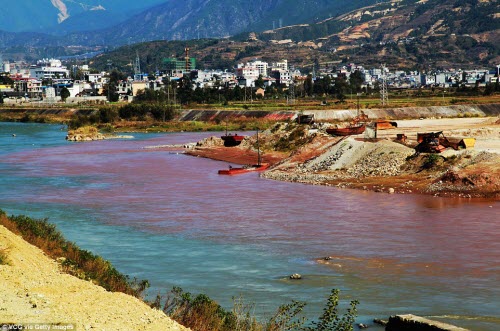 Nguyên nhân khiến nước dưới sông An Ninh chuyển thành màu đỏ chưa được xác định, nhưng các dòng sông thường chuyển màu đỏ do chất cặn lắng, quặng sắt hoặc ô nhiễm công nghiệp.
