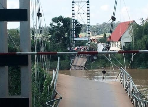 Hiện trường vụ sập cầu treo Tà Lài khiến 4 người rơi xuống sông Đồng Nai.