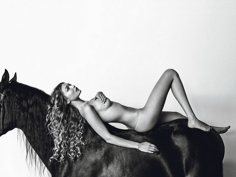 Siêu mẫu Gigi Hadid 'gây sốt' với loạt ảnh khỏa thân cưỡi ngựa