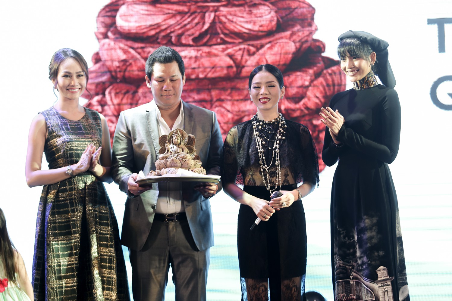 Á hậu Trương Thị May rất vui khi thuyết phục được vợ chồng ca sĩ Lệ Quyên mua chiếc tượng Phật cổ để gây quỹ “Vòng tay thái bình”, được biết vợ chồng Lệ Quyên đã bỏ ra 8000 USD để đấu giá thành công, đóng góp cho quỹ.