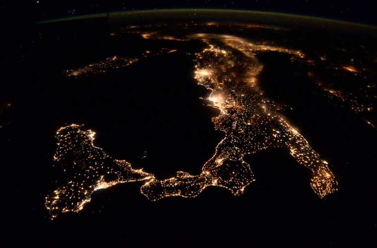 Thủ đô Rome sôi động về tối hơn so với các thành phố khác của Italy trong bức ảnh này. Ảnh BI