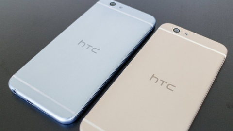 Nếu bạn quan sát kĩ hơn HTC One A9s khi ở gần, người ta sẽ hiện ra ra nhiều điều không có ở iPhone và do HTC thực hiện. Bên cạnh mặt trước được đánh bóng và mặt sau bằng kim loại, HTC One A9 chạy Android Marshmallow được trang bị màn hình 5,2 inch và khe cắm thẻ microSD. Về giá, One A9s rẻ hơn so với iPhone 7 khoảng 100 euro. Đối với những người đang  tìm kiếm một bản sao hoàn hảo của iPhone 7, One A9s lý tưởng dành cho. Mô hình này bắt đầu bán trên thị trường từ tháng này.