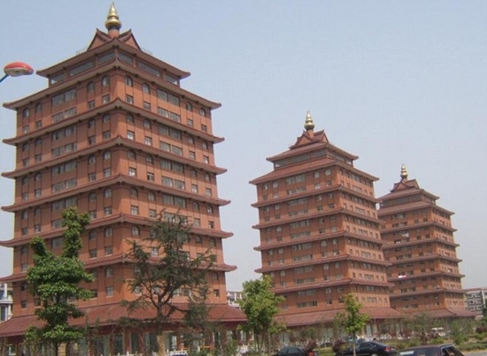 Những trung tâm mua sắm được xây theo kiến trúc chùa là một điểm nhấn kiến trúc ở Hoa Tây. Phần chóp của những công trình này được cho là làm bằng vàng. Ảnh: Daily Mail.