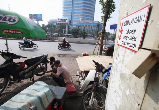 Bên trong các máy biến áp thường chứa dầu mỏ (có tính cách điện), dùng để làm mát mạch điện. Tuy nhiên, nếu gặp sự cố như: Đoản mạch, chập mạch…, dòng điện có thể tăng đột ngột, có thể gây ra tia lửa điện, khiến dầu bắt lửa, áp lực không khí gây nổ.