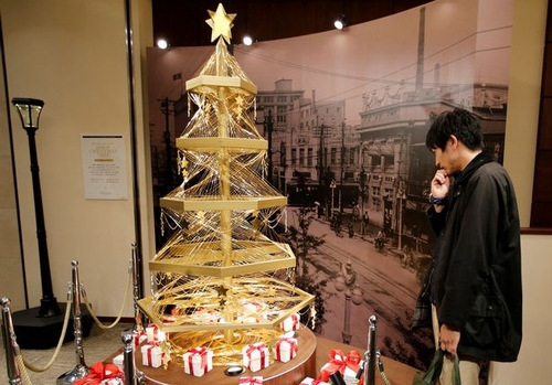 Cây thông Noel bằng vàng hút khách tại Tokyo