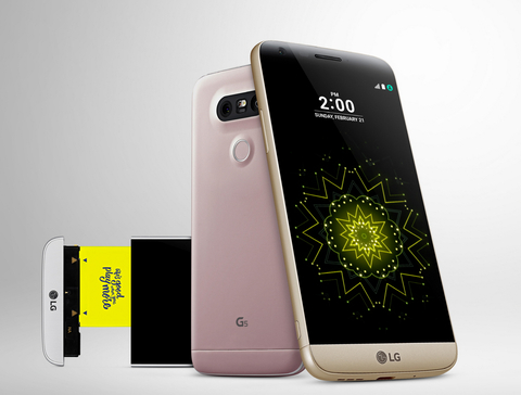 LG G5 đã được đánh giá là smartphone sáng tạo nhất với thiết kế đặc biệt dạng module vô cùng độc đáo hoàn toàn mới. Với G5, người dùng có thể sử dụng nó như một chiếc máy ảnh kỹ thuật số hay một chiếc máy nghe nhạc hi-fi, và thậm chí là nhiều hơn thế… LG G5 được LG dành cho một thiết kế bằng kính và kim loại chắc chắn, cao cấp hơn so với các sản phẩm ra đời trước đó được làm bằng chất liệu nhựa và các nút bấm điều khiển âm lượng ở mặt sau. Đặc biệt, thiết kế dạng module là điểm cộng đáng chú ý của LG G5. LG nghiên cứu để G5 dù sử dụng thiết kế kim loại nhưng vẫn sử dụng pin tháo rời và thẻ nhớ ngoài.