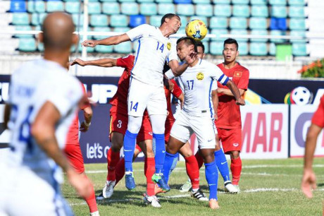 Cầu thủ Malaysia (áo trắng) đang chờ quyết định thi đấu hay đá tiếp tại AFF Cup 2016. Ảnh: AFF.