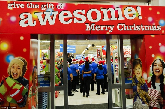 Lãnh đạo và nhân viên cửa hàng đồ chơi tại Paramus, New Jersey họp nhanh trước thời điểm mở cửa