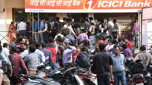 Người dân xếp hàng bên ngoài một ngân hàng ở New Delhi sau khi chính phủ Ấn Độ tiến hành đổi tiền
