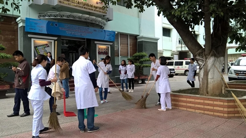 Hà Nội ra quân làm sạch môi trường tại 15 bệnh viện