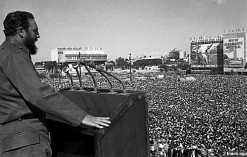 Lãnh tụ vĩ đại Fidel Castro phát biểu trước hàng nghìn người trong một sự kiện ở Quảng trường Cách mạng tại Thủ đô La Habana. Ảnh Reuters
