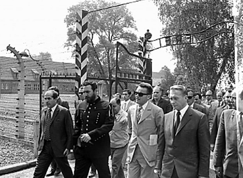 Ông Fidel Castro thăm trại tập trung cũ ở Oswiencin, Ba Lan hồi tháng 6/1972. Ảnh Reuters