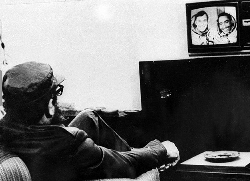 Ông chăm chú theo dõi màn hình khi nhà du hành vũ trụ Cuba Arnaldo Tamayo Mendez và nhà du hành vũ trụ Liên Xô Yuri Romanenko trên tàu vũ trụ Soyuz 38. Ảnh chụp ở La Habana hồi tháng 9/1980. Ảnh Reuters