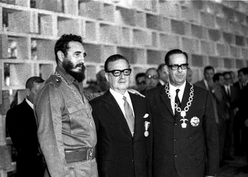Ông Fidel Castro cùng Tổng thống Chile Salvador Allende và Chủ tịch Cuba Osvaldo Dorticos tại La Habana ngày 14/12/1972. Ảnh Reuters