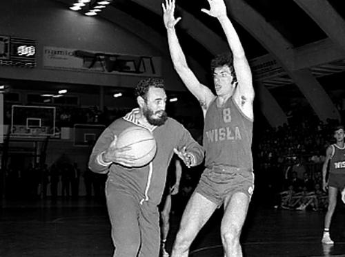 Ông chơi bóng rổ với các sinh viên đại học ở Krakow, Ba Lan ngày 8/6/1972. Ảnh Reuters
