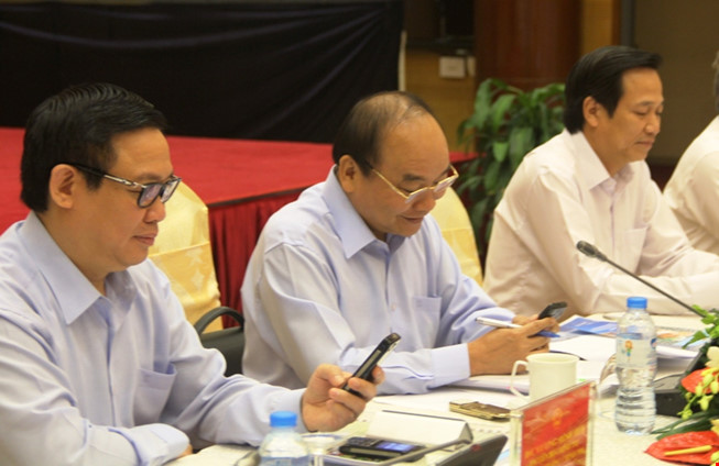 Thủ tướng Nguyễn Xuân Phúc, Phó Thủ tướng Vương Đình Huệ và các đại biểu đã cùng nhắn tin ủng hộ người nghèo qua Cổng thông tin điện tử nhân đạo quốc gia 1409